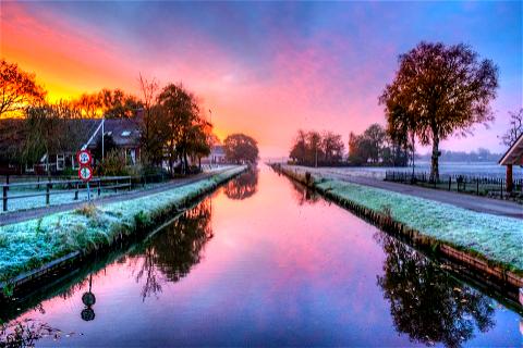 Atemberaubender Sonnenuntergang über einer Gracht in den Niederlanden