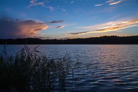 Den Sonnenuntergang über den Seen im Bauernhofurlaub in Mecklenburg-Vorpommern