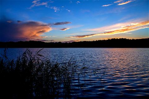 Den Sonnenuntergang über den Seen im Bauernhofurlaub in Mecklenburg-Vorpommern