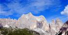 Steile Felswände in den Dolomiten