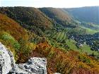 Blick in das Tal während einer Wanderung im Urlaub in der Schwäbischen Alb