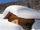 Schneebedecktes Dach im Winterurlaub auf dem Bauernhof im Vischgau