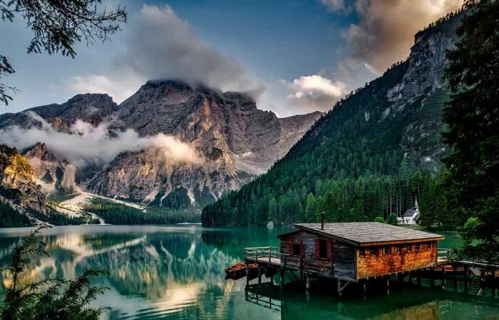 Blick auf den Pragser Wildsee in Südtirol